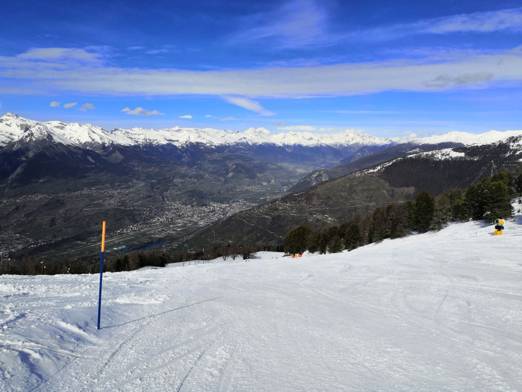 16:56 Uhr: Die Piste Plan du Fou-Prarion war um halb fünf noch in einem so guten Zustand, dass gleich noch eine Wiederholungsfahrt folgte. Echt cool, dass praktisch das ganze Skigebiet (wo sinnvoll) bis 16:45 Uhr geöffnet ist. Die Talabfahrt nach Nendaz war im oberen Drittel noch in Carving-Zustand und abgesehen vom untersten Teil auch nicht sulzig.