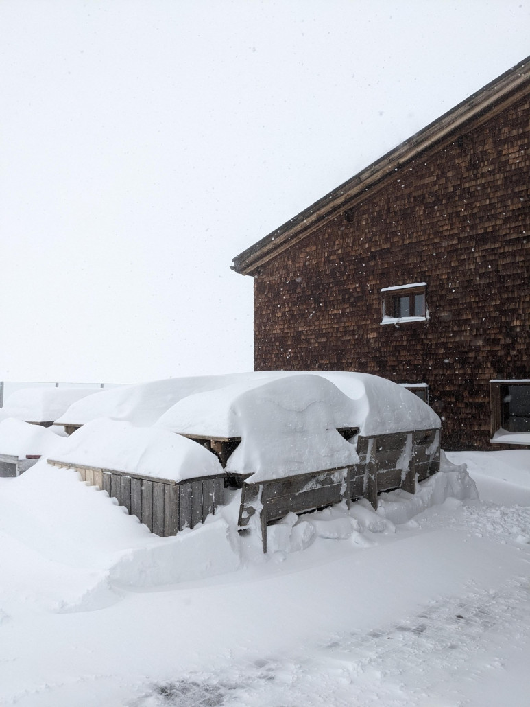 Tiefster Winter auf der Hörnlihütte am letzten Betriebstag der Saison 23/24