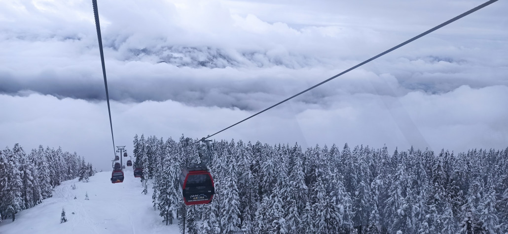 Dichte Wolken in unterschiedlichen Schichten