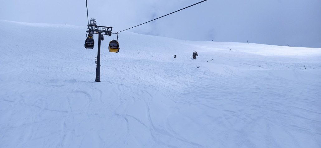 die Spuren im Neuschnee zeigen: zu lange in Zell herumgetrödelt