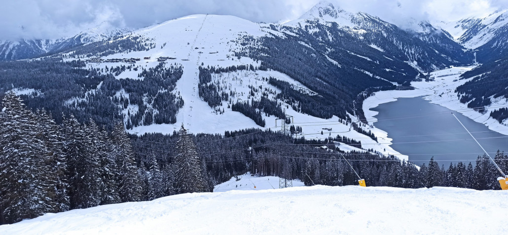 Blick Richtung Krimml. Die Sonne, besser die Wolken meinen es gut mit mir. Die gesamte Abfahrt war immer in dem Teil hell erleuchtet, in dem ich ganz alleine fuhr...