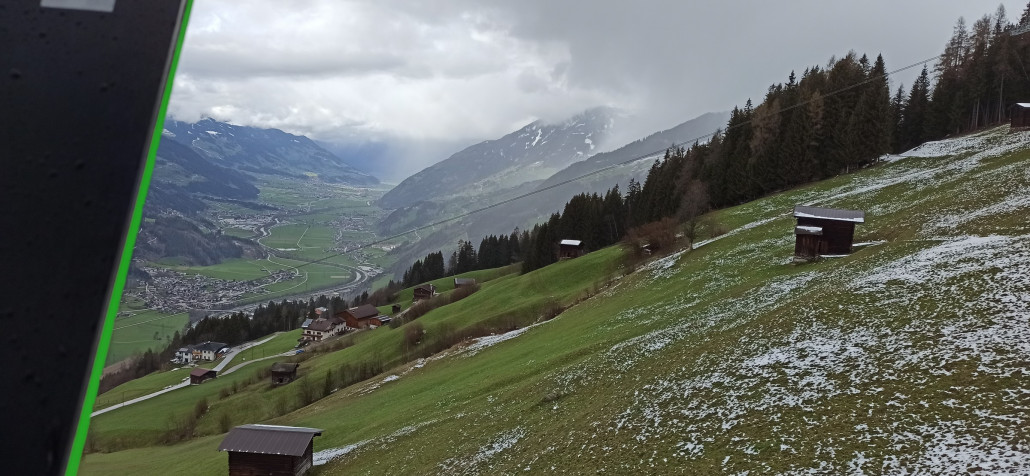 Im Zillertal alles grün und ab Inntal dann Regen