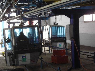 Ein- und ausfahrende Kabine