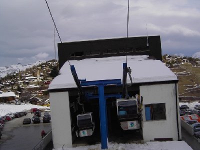 Die Talstation von vorne aus gesehen mit dfen langen &amp;quot;Einfahrtrompeten&amp;quot;.