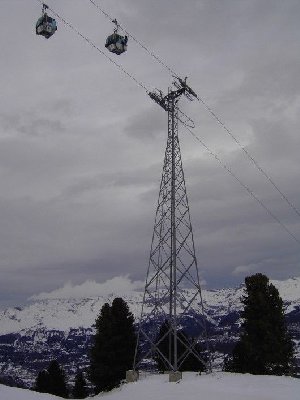 Ziemlich hohe Stütze. Die letzte Stütze vor der 3er-Stütze vor der Bergstation.