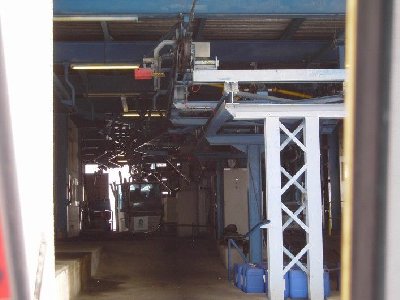 ...bei der Stations-Einfahrt,...