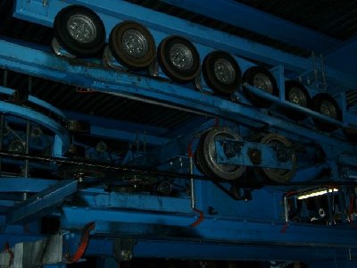 Es gibt auch Reifenförderer (von der Renovierung 1993?).