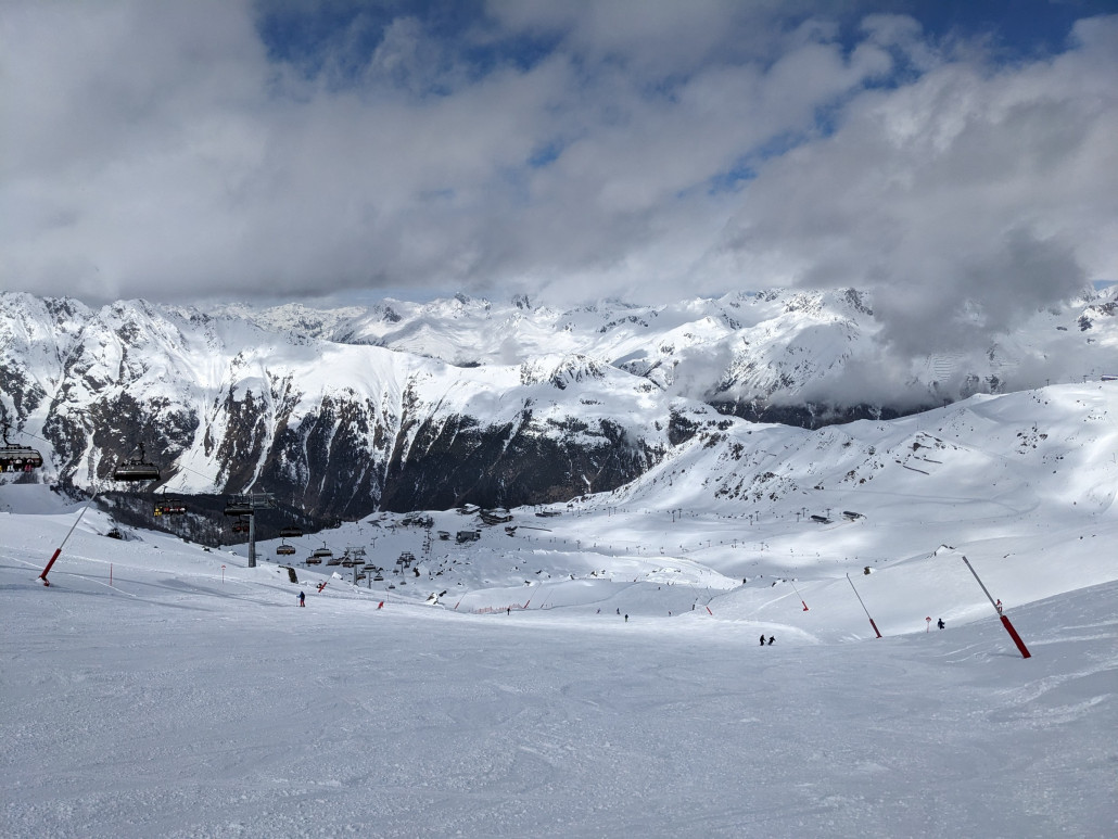 Blick runter zur Idalp. Es reisst auf!