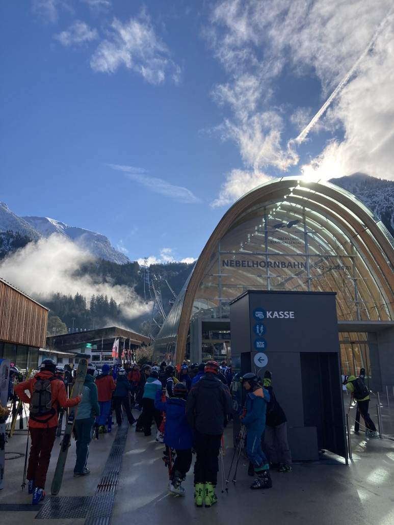 Die Schlange der Powder-Suchenden - bevor die Bahn aufgemacht hat