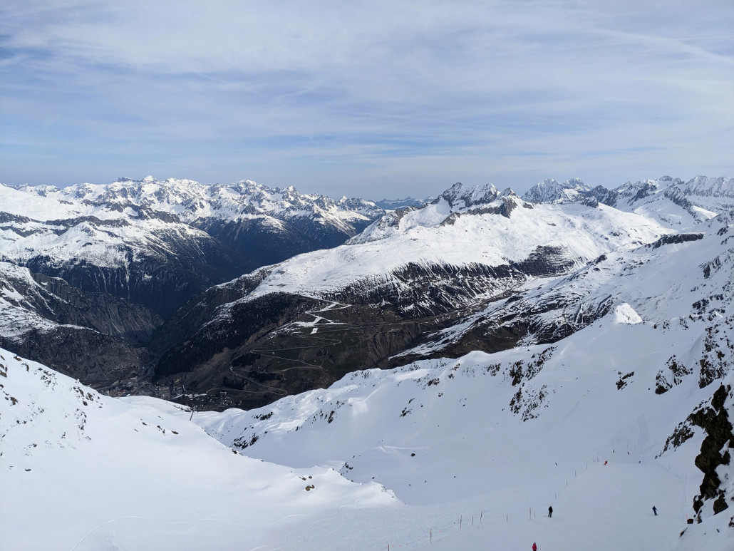 Blick von der Gletscherpiste zum Nätschen (oben dick eingeschneit). Im Bild unten mittig links der geniale Pulverhang
