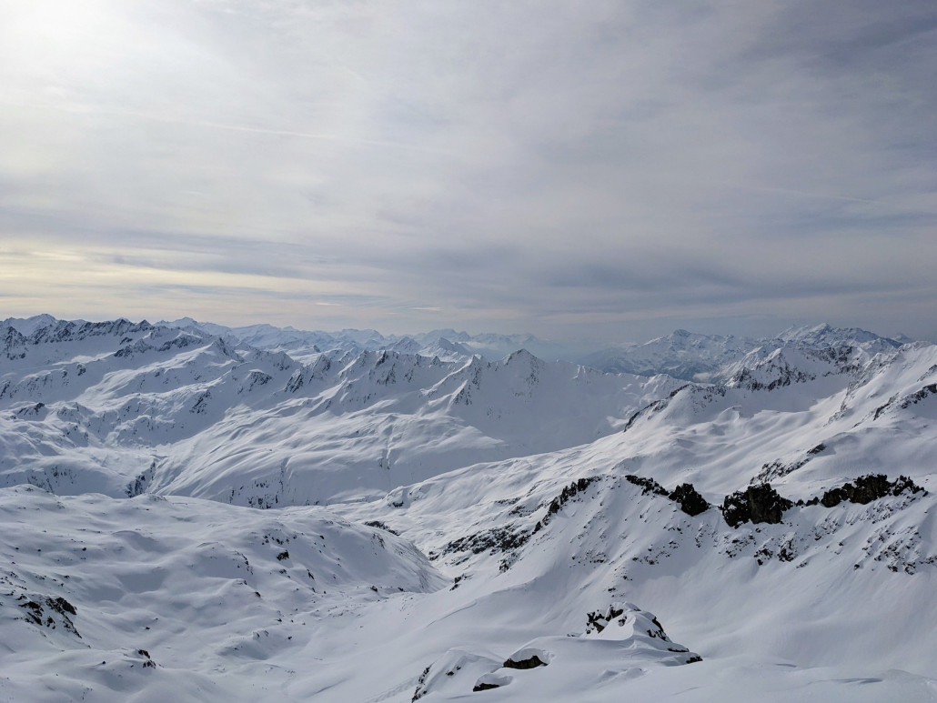 Gipfelblick gen Süden: nicht wenige machten sich auf die Hintenrum-Route (Guspis) zurück ins Urserental