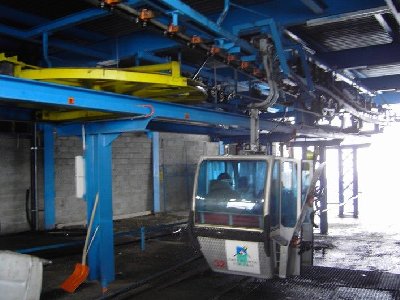 Bergstation der 4EUB mit einfahrender Gondel.