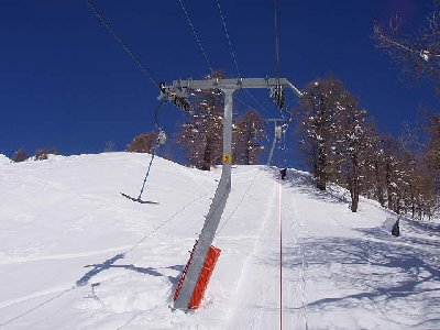 Oben sind die Stützen getrennt. Zum Thema schlecht gerichtete Batterien kucke links.