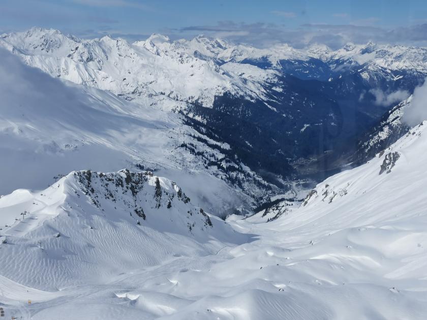 In St Anton selbst war ja noch dichtester Nebel. Sicht faktisch nicht vorhanden. Doch mit der Valluga Pendelbahn durchstieß man die Nebeldecke und es eröffnete sich ein Panoramablick der die Hoffnung auf einen Hammertag nährte.