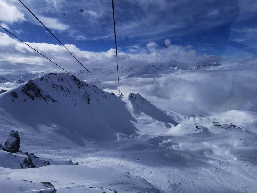 Das in St. Anton hängende Nebelmeer löste sich genau an der Bergstation der Valfagehrbahn auf. So verblieb es beim einzigen direkten Nebelkontakt an diesem Tag beim Umstieg an der Galzig zur Vallugabahn.