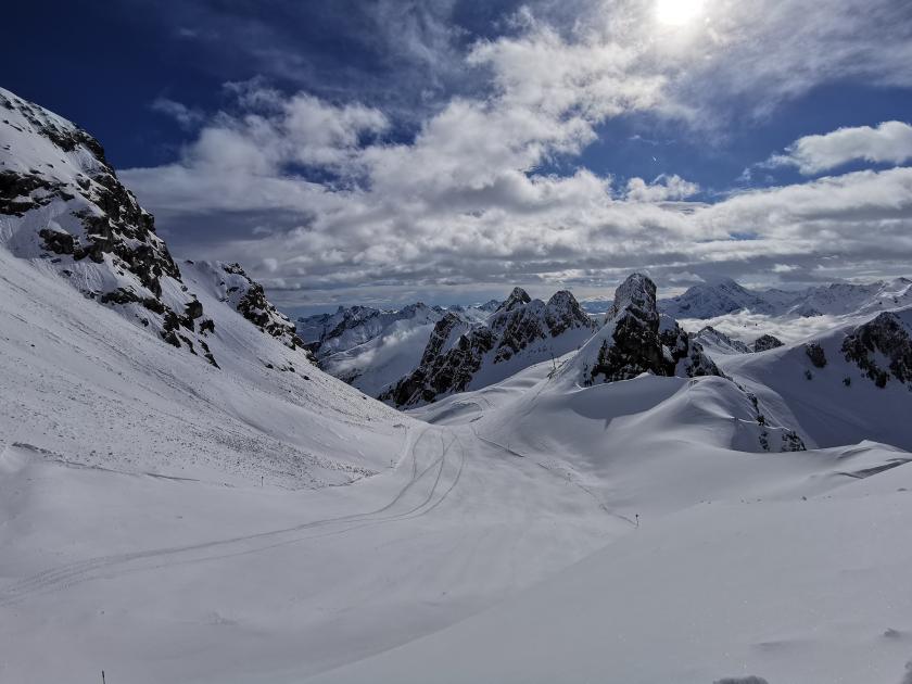 Scheinbar sogar die erste Bahn zum Gipfel erwischt. Noch keine Spuren sichtbar. Einfach nur gewaltig. Spätestens ab hier schlägt die Fotoritis zu.