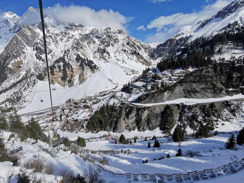 Voll durchgezogen bis zur Albonabahn 1. Hier der idyllische Bick auf Stuben mit kurvenreicher Straße. Und leider heißt es wohl Abschied nehmen von dieser schönen Bahn.