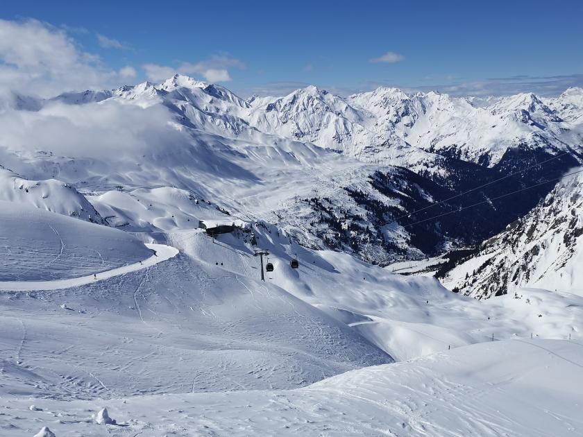 Da der Albonagrad noch in den Wolken steckt, fahre ich gleich weiter in Richtung Zürs. Es hat sogar Trittkopf 2 geöffnet, der die vorherigen Tage laut interaktiven Plan geschlossen war.