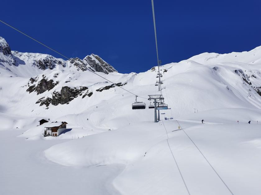 Bei meinem letzten Besuch am Arlberg stand hier noch der nette Doppelsessel. Aber gut. Im Februar wird man den für die Masse schon brauchen. (Ich muss dazu sagen, dass ich in der absoluten Hauptsaison noch nie am Arlberg war.)
