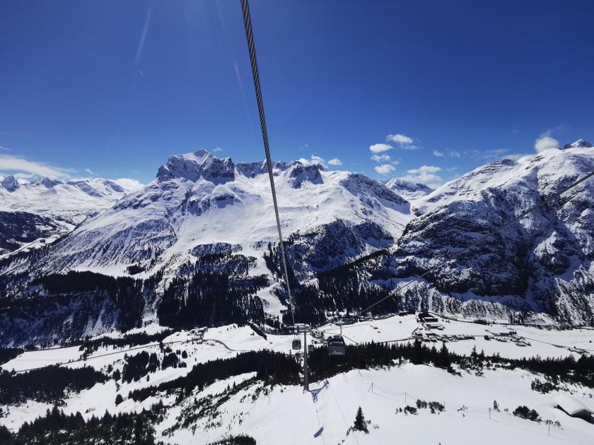 Bereits in der auch neuen Zuger Gondel. Nun. Brauche ich nicht. <br />2 negative Dinge dazu: Die Fenster sind vergittert! Ahhhhhh! Und durch die Verlegung der Bergstation in den Berg muss man am Ausstieg erstmal Zeit in einer Rolltreppe vertrödeln. Sinnlos. Hier hat mir der alte Sessel besser gefallen. Oder zumindest eine Kombibahn wäre ein guter Kompromiss gewesen.