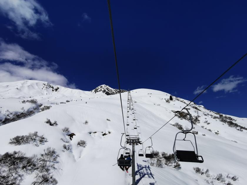 Nach der Mittagspause fahre ich dann noch ein bisschen in Lech herum. Wollte eigentlich noch die Schlosskopfbahn mitnehmen. Die hat aber scheinbar entgegen der Info am interaktiven Plan schon zu? (Oder wird gegen Nachmittag abgeschaltet?)<br />Da es in diesem Bereich aber schon sehr klebrig ist, wechsle ich relativ rasch zum Rüfikopf. (Die dort scheinbar auch penibel den Taktfahrplan einhalten und die Bahn bis zum letzten Platz auffüllen müssen.)