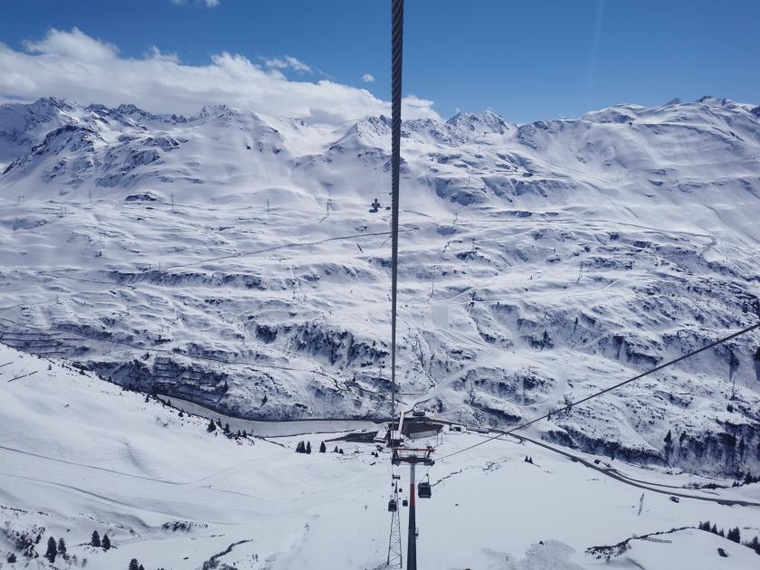 Weil die Zeit an diesem Tag auch gefühlt rennt, mache ich mich wieder auf zurück nach St. Anton. Aber HALT. Der Albonagrad ist nebelfrei. Da nützt alles nichts.