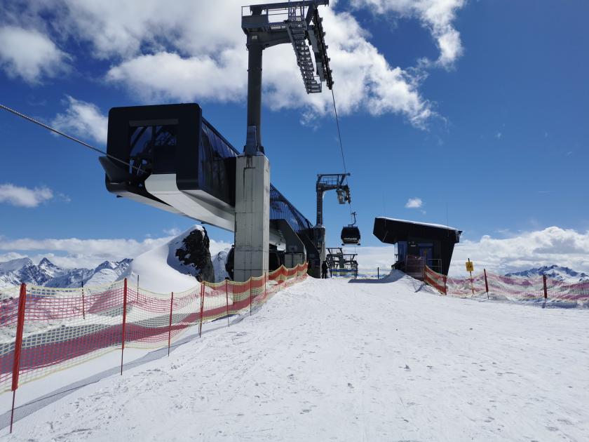 Aber eine Fahrt muss ich am Schindlergrat schon noch einlegen. Ist ja schon ganz spektakulär mit den 2 Türen und dem Expertenausstieg und natürlich dem Streckenverlauf.<br />Aber es kann mir niemand erzählen, dass die Gondel spektakulärer ist, als es der 3er war.