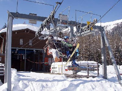 Talstation ist Antrieb und Spannung in einem. Erreichbar mit 15 Minuten Fussmarsch. Befindet sich gleich neben dem Tunnelportal