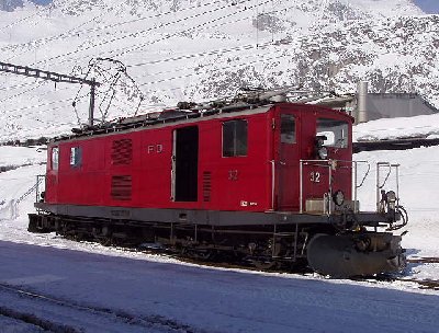 HGe 4/4, wird vor allem im Sommer, zum Schneeschleudern und Autozug verwendet