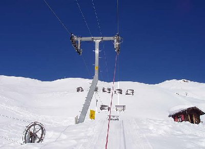 Bergstation Hungerberg 2 Lift. Links Lawinensprengbahn