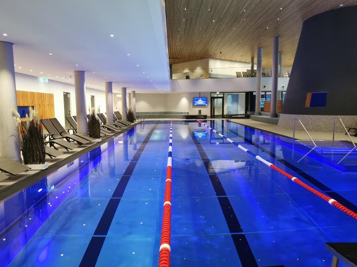 Zur Silvrettatherme selbst kann ich nur sagen: Sehr schön gemacht und man hat alles da was man so braucht. Zugleich hatte ich heute fast ein Privatschwimmbad. :)