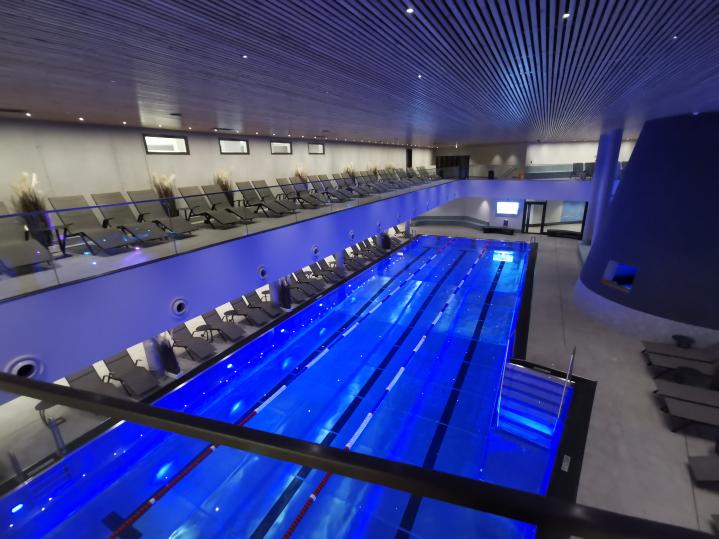 Leere. Noch leerer als auf den Skipisten. <br />Ein Außenbecken mit Poolbar sowie einen Ruheraum gibt es auch noch, die ich aber nicht bildlich festgehalten habe.