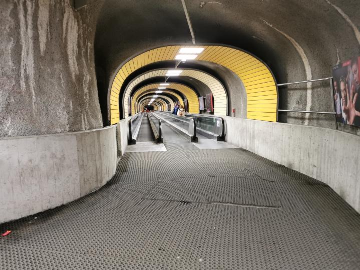 Nach der Therme folgt um 23 Uhr noch der abendliche Spaziergang durch den Ort. Und ich muss sagen, alles sehr schön gepflegt. Und gar nicht mal so wenig los für diese Uhrzeit.<br />Im Bild der Dorftunnel.