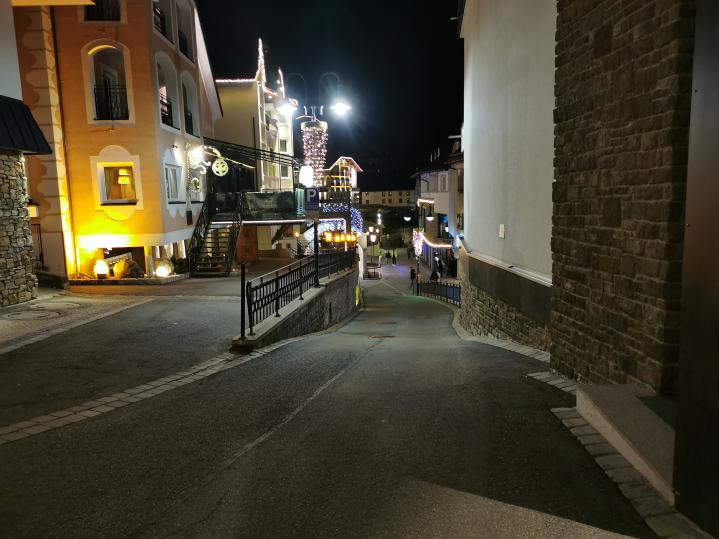 Alles schön beleuchtet. Nirgends war es dreckig. Aufgeräumte und gepflegte Gassen.