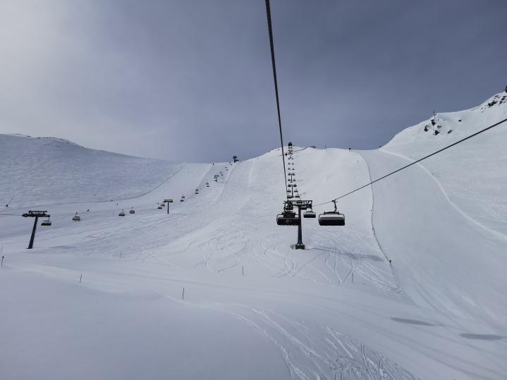 Bereits in der Palinkopfbahn. Hier waren die Pisten pulvrig griffig und perfekt präpariert. Ein Traum. Und dazu nix los. Zukünftig werde ich mir wohl den April als Skimonat rot markieren.