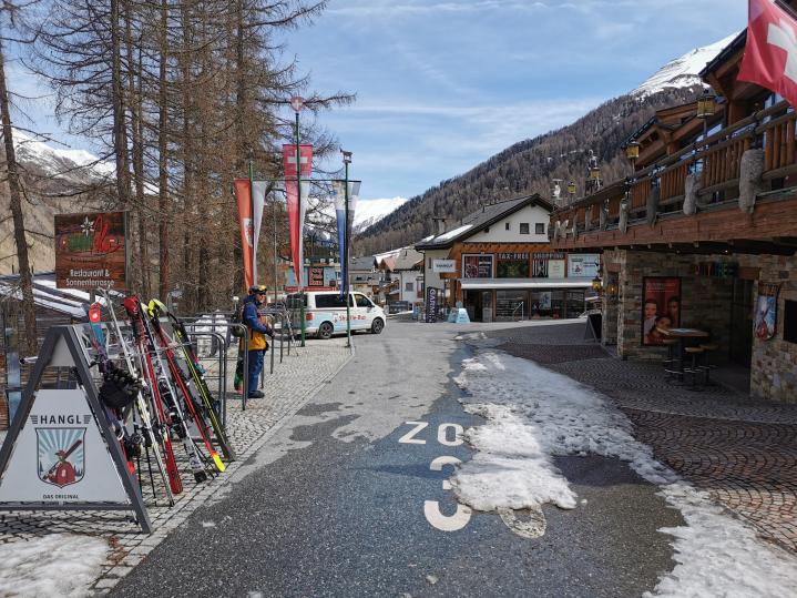 Und als nächstes Ziel habe ich mir Samnaun gesetzt. Natürlich wähle ich den gemütlichen Fußmarsch durch den Ort, der praktischerweise immer schön bergab verläuft.<br />Dazu sagen muss ich auch: Das ist nicht nur mein Erstbesuch in Samnaun, sondern auch mein Erstbesuch in der Schweiz. :D