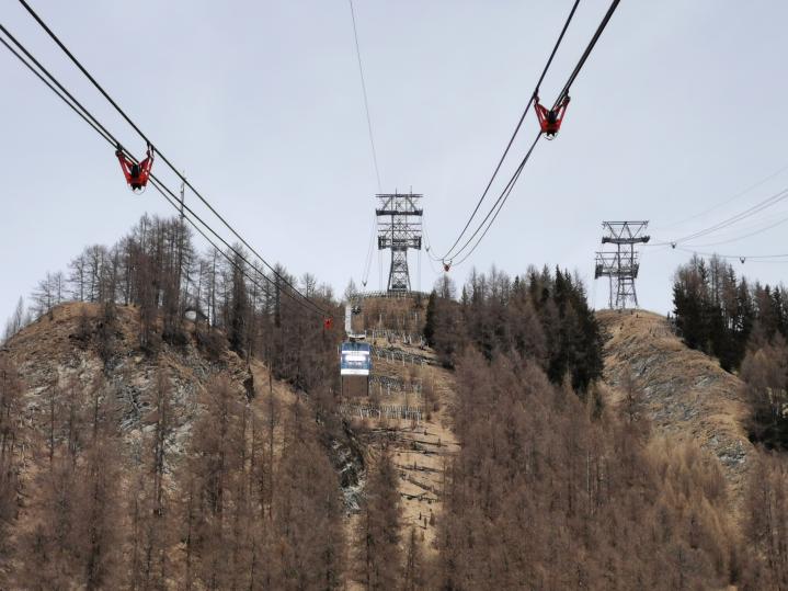 Doppeldecker Pendelbahn. Sieht man auch nicht alle Tage. Aber ich muss schon sagen: Hier im Tal schlägt die Hitzewelle voll zu.