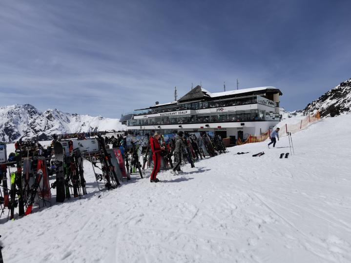 Eigentlich wollte ich ja doch mal was trinken. Aber weil die Pisten bis in den Nachmittag so gut gingen verzichtete ich drauf.<br />Und irgendwie habe ich mir auch gedacht: Die 10 Euro für den Parkplatz spare ich halt hier ein.