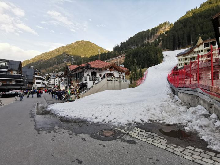 Abschließend das Ende der Talabfahrt, die direkt in den Ort mündet.<br />Super wars.<br />Nur der Sonnenbrand im Gesicht wird noch ein paar Tage nachwirken. :)