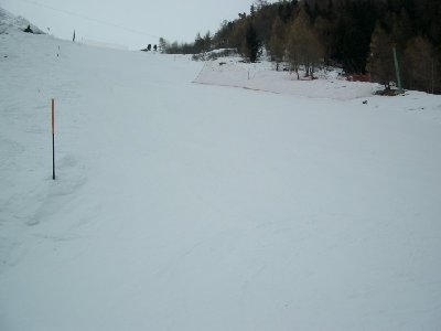 Von Stück zu Stück werden quer über die Piste Fangnetze aufgehängt.