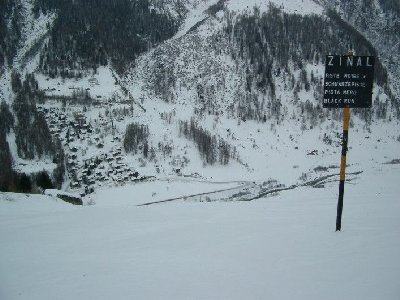 Beginn des steilen Stückes der Talabfahrt &amp;quot;Piste de l'Aigle&amp;quot; nach Zinal. Ist eine präparierte Piste und ich denke es ist eine der steilsten präparierten Pisten der Schweiz.