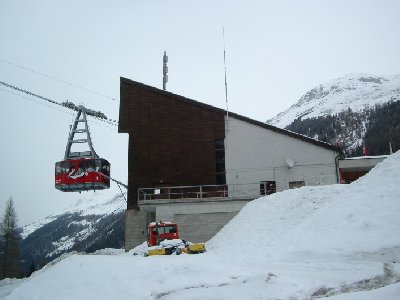 Kabine der 80PB &amp;quot;Zinal-Sorebois&amp;quot; bei der Einfahrt in die Talstation.