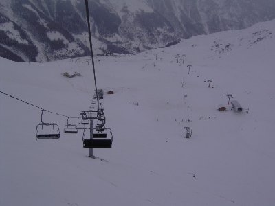 In der 4SB &amp;quot;Corne de Sorebois&amp;quot;. Rechts die Bergstation der 4KSB &amp;quot;Le Chiesso&amp;quot;, daneben die Bergstation des SCHL &amp;quot;Combe&amp;quot;. Zwischen diesen beiden Talstationen war früher das Restaurant &amp;quot;Buvette&amp;quot;, welches nun am linken