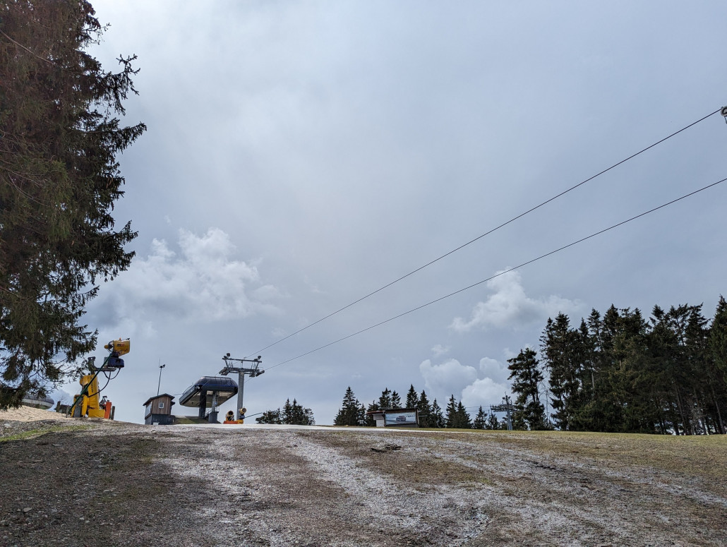 Nur an der Kuppe liegt wirklich kein Schnee mehr.
