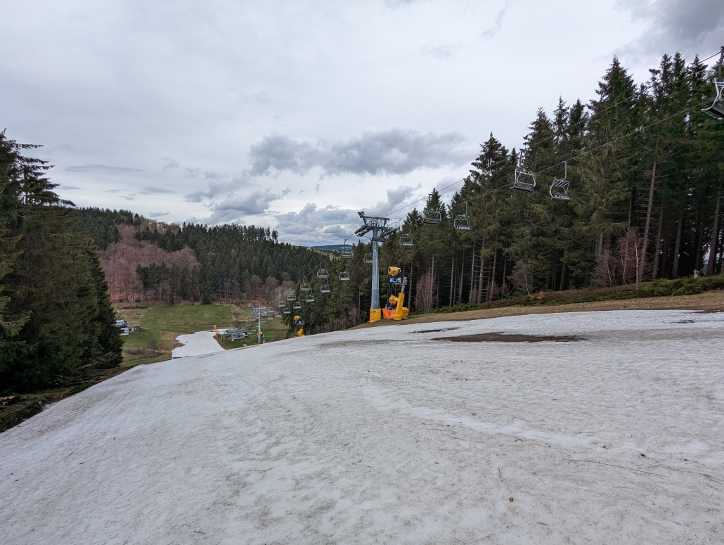 Kleine Büre hat noch die beste Schneelage. Allerdings merkt man auch hier den Einsatz von Snowsat, es fehlen Stellen mit großen Reserven, die Schneedecke ist ziemlich gleichmäßig.