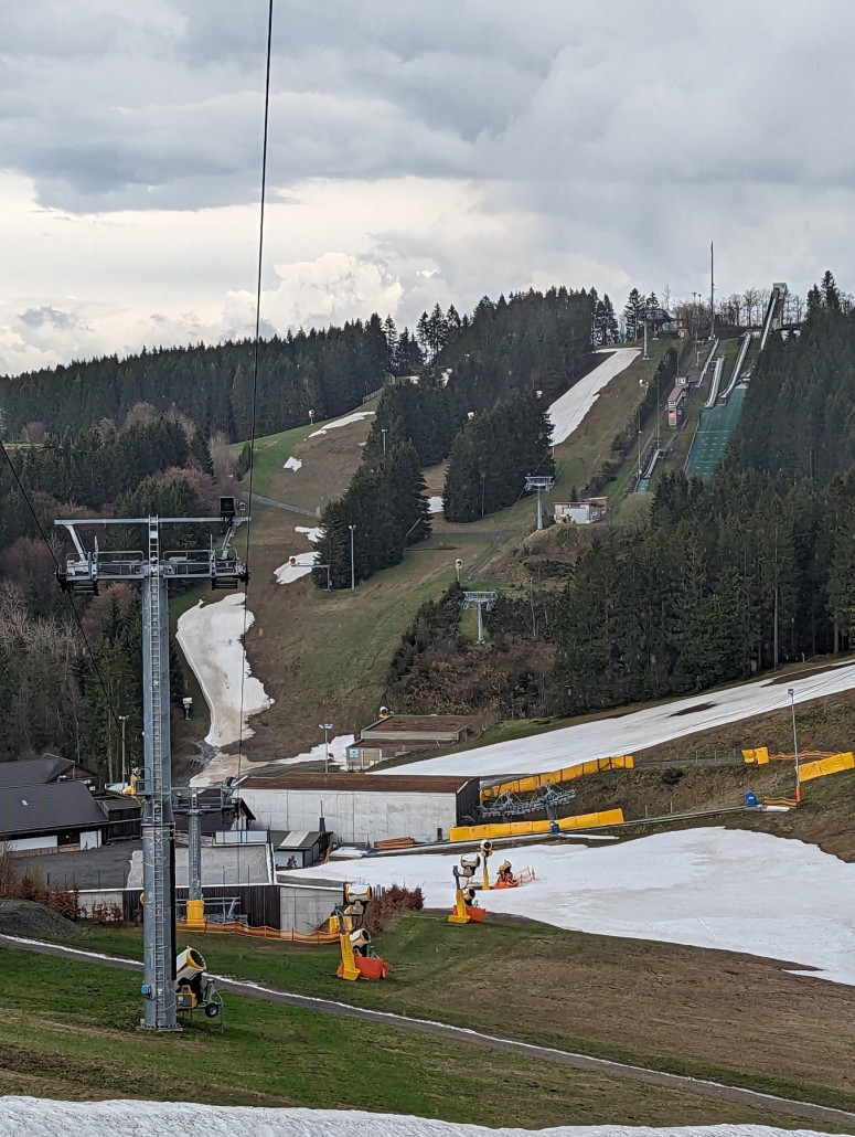 In der Steilrinne am Herrloh liegt noch Schnee. Eine Fahrt ging sich jedoch nicht mehr aus.