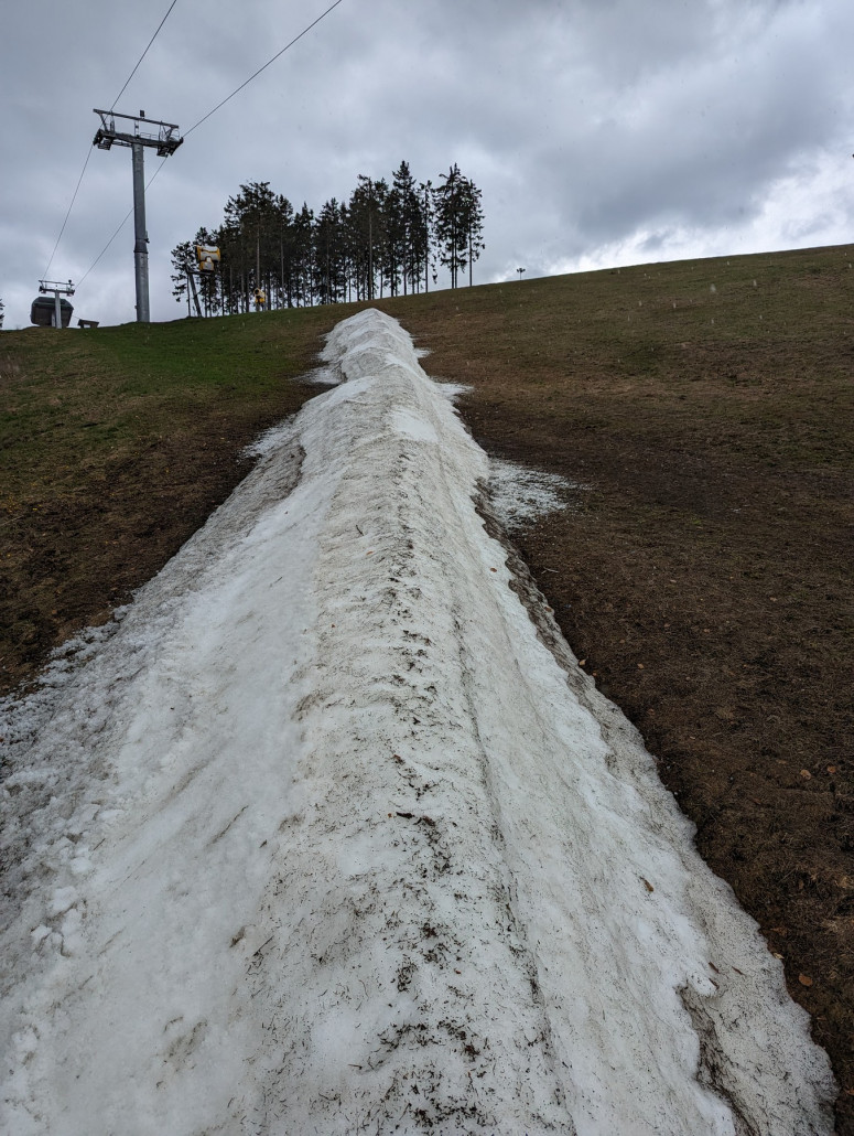 Das Schneeband ist ungefähr genauso hoch wie breit - rd. 1,5 m.