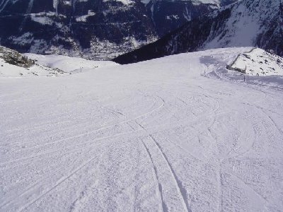 Piste &amp;quot;Tsa&amp;quot;, die rote Piste an den SCHLten &amp;quot;Lona 1+2&amp;quot;.