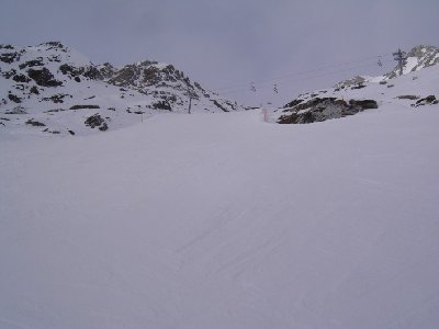 Piste &amp;quot;Le Pachio&amp;quot; von der Talstation der 6KSB &amp;quot;Tsarva&amp;quot; bis Bendolla. Oben ist die 6KSB &amp;quot;Tsava&amp;quot; zu sehen.