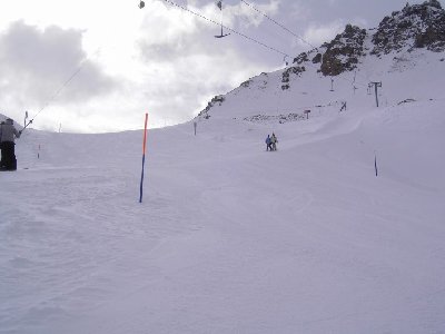 Piste Becs-de-Bosson mit gleichnamigem SCHL im Vordergrund. Hier habe ich in 13 Jahren noch nie etwas anderes als Pulverschene erlebt.